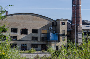 Fototapeta na wymiar altes fabriksgebaeude mit schornstein