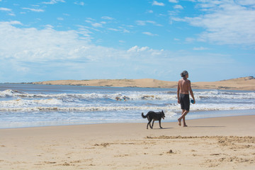 amigos caminando juntos, persona y perro