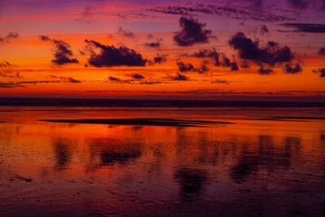Obraz premium Coucher de soleil sur une plage déserte