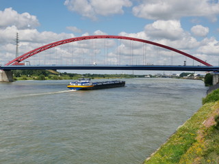 Fototapeta na wymiar Transport von Gütern auf dem Rhein, mit einem Binnenschiff