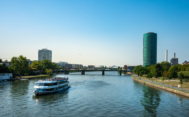 Der Main am Westhafentower in Frankfrut