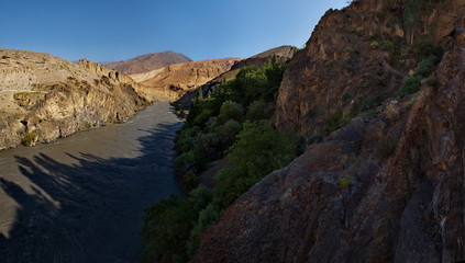 Fototapeta na wymiar Tajikistan. Mountain river Zaravshan along the highway between Sughd region and Dushanbe.