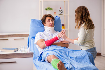 Obraz premium Loving wife looking after injured husband in hospital