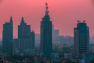 Obraz premium różowy zachód słońca nad miastem w chinach