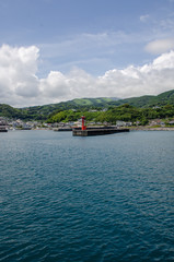 静岡県賀茂郡東伊豆町稲取の新堤防からの風景です。以前夏の稲取では、子どもたちが堤防から海に飛び込む遊び「ラムネ」が行われていました。