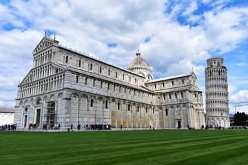 Fototapeta premium Il Duomo di Santa Maria Assunta e la Torre di Pisa da piazza dei Miracoli