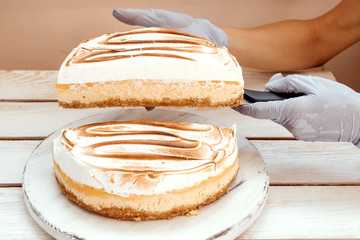 Lemon Cheesecake Crude. Recipe, phased preparation, cut.