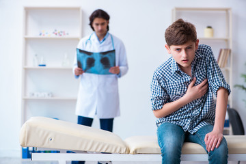 Obraz premium Male radiologist looking at boy's images