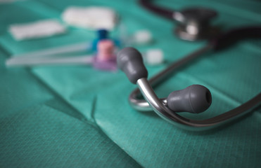 Stethoskop auf sterilem Operations-Tisch mit weiteren Utensilien für Operation