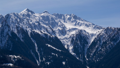 Montagne innevate con cielo azzurro