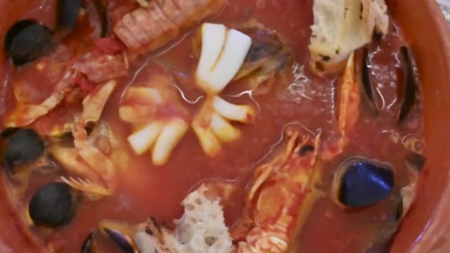 zuppe di pesce preparate in un ristorante pugliese