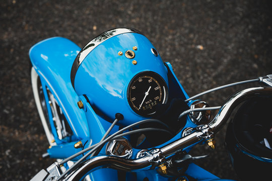Tacho eines blauen Zweirades