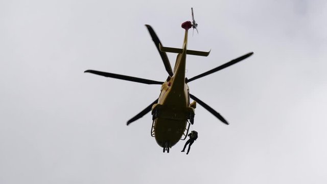 elicottero in volo durante un'esercitazione militare