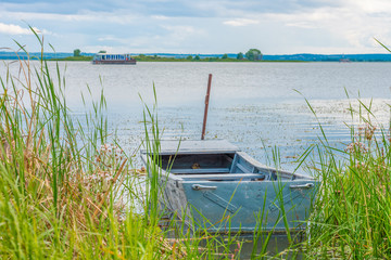 Fischerboot im Nerosee bei Rostow, Jaroslawl Region, Russland