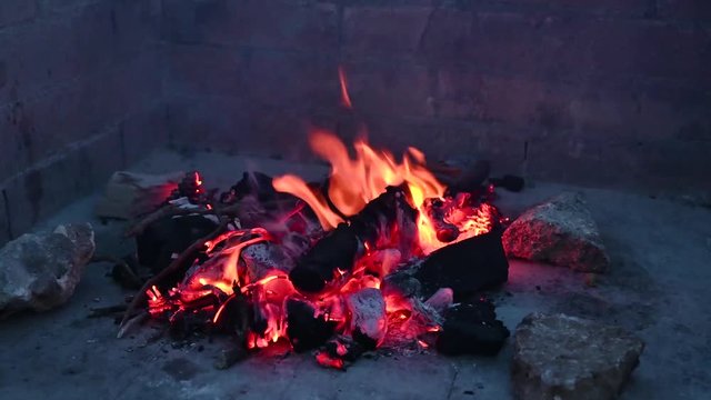 carbone e fuoco per fare un arroso