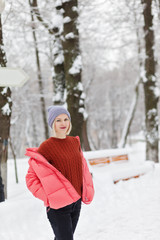 Atractive smiling woman in winter park. The concept of a healthy lifestyle and leisure