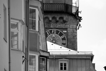 Stadtturm mit Uhr in Innsbruck mit Fassade der Häuser in der Altstadt