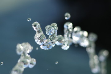 Glasklares Wasser spritzt aus einem Trinkwasser Brunnen, eingefroren wie Glasperlen 3