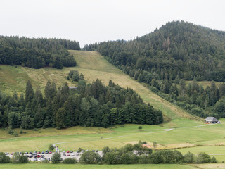 Obraz premium Schwarzwaldlandschaft - Menzenschwand im Südschwarzwald - Blick auf das Spießhorn, Skisprungstadion, Schwinbachlift skilift - Möslehang - Krunkelbach
