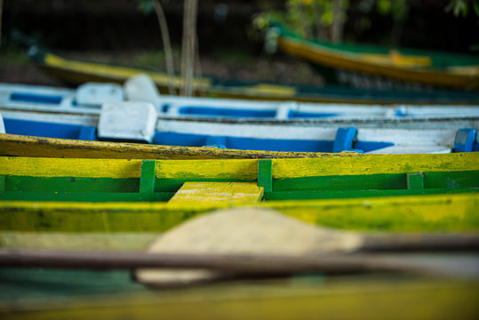 Barcos e canoas coloridos