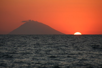 Stromboli Vulkan bei Sonnenuntergang in Süditalien Kalabrien 1