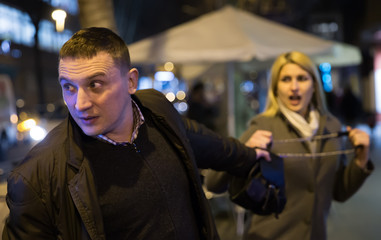 man is stole the handbag from  girl