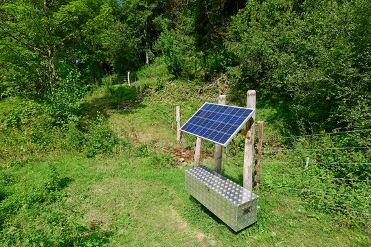 Solarbetriebener Elektrozaun zur Abwehr von Wölfen - Electric fence