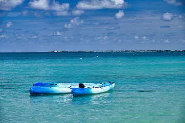Papier Peint photo autocollant Plage de Seven Mile, Grand Cayman Sea going Kayaks in shallow clear waters on the Cayman Islands