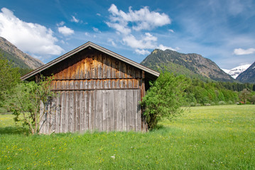 Fototapeta na wymiar Schöne alte verwitterte Scheune in einer bayrischen Landschaft