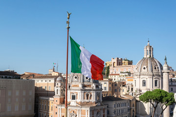 Drapeau italien flottant sur la villle de Rome