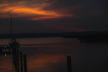 Sonnenuntergang mit Boot am See