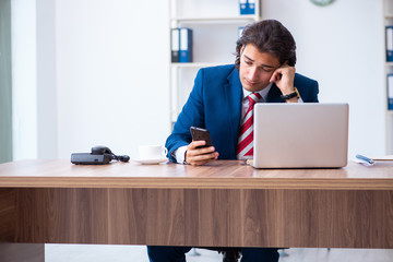 Naklejka premium Young male businessman working in the office