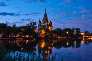 Obraz premium Russia. Peterhof. Night view of the Cathedral of St. Peter and Paul through Holguin Pond