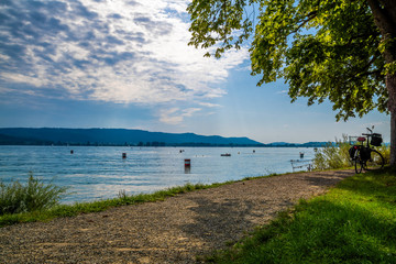 Ferien am schönen Bodensee Sommerzeit mit blauen Himmel und Sonnenschein