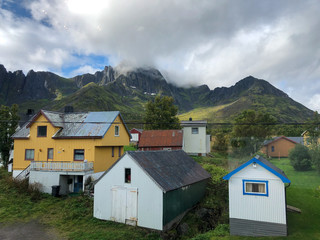 Fototapeta na wymiar Häuser und Bergkulisse in Mefjord Brygge, Mefjordvær, Norwegen