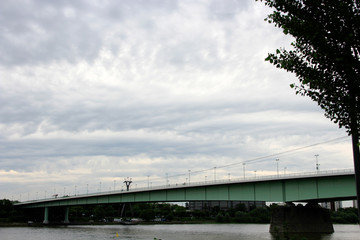 Blick über den Rhein auf die Zoobrücke kurz vor einem Gewitter