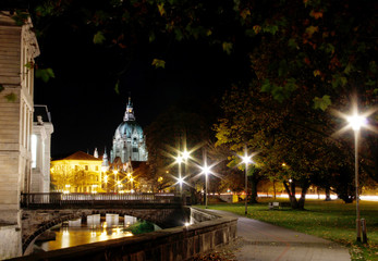 Fototapeta na wymiar Hannover bei Nacht mit Blick auf das Schloss