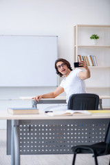 Obraz premium Young male student in front of whiteboard
