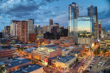 Foto op Canvas De Zonsondergangbezinning van de binnenstad van Denver © Andrew