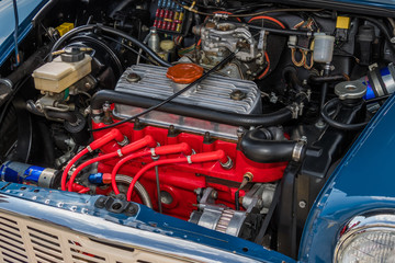 古い車のエンジンルーム　engine compartment of a old vehicle