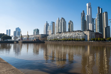 Obraz premium Puerto Madero es uno de los barrios más nuevos y exclusivos de la ciudad de Buenos Aires. Tiene un entorno muy agradable para pasear y comer en las terrazas de sus bares y restaurantes.