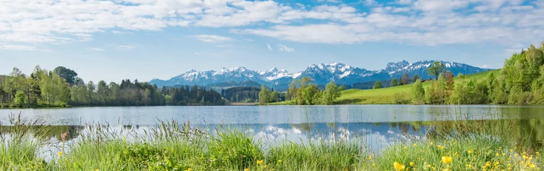 Fototapeten Bergsee im Frühling - Breitbildformat © Countrypixel