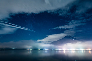 Naklejka na ściany i meble 山中湖からの富士山夜景