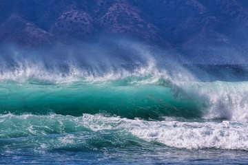 Naklejka premium Stunning backlit wave crashing at Rainbows Beach on Maui