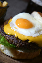 Hamburguesa con huevo frito