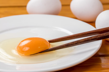 箸で生卵を挟む瞬間、朝食、料理用