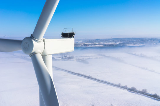 Windenergieanlage im Winter bei Schnee und Nebel Luftbild und Nahaufnahme