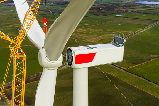 Windenergieanlage bei der Montage vom Stern mit Rotorbl&auml;ttern Luftbild und Nahaufnahme einer