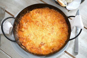 Polenta con salsa y queso