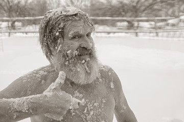 Fototapeta na wymiar Bearded man, after bathing in the snow
